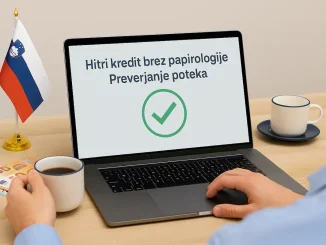 Fotografija prikazuje osebo, ki za mizo uporablja prenosnik z napisom »Hitri kredit brez papirologije – preverjanje poteka«. Na mizi so skodelica kave, evrski bankovci, zvezek in majhna slovenska zastavica. Prizor ponazarja sodoben postopek digitalne preveritve za kredit brez papirjev v Sloveniji.