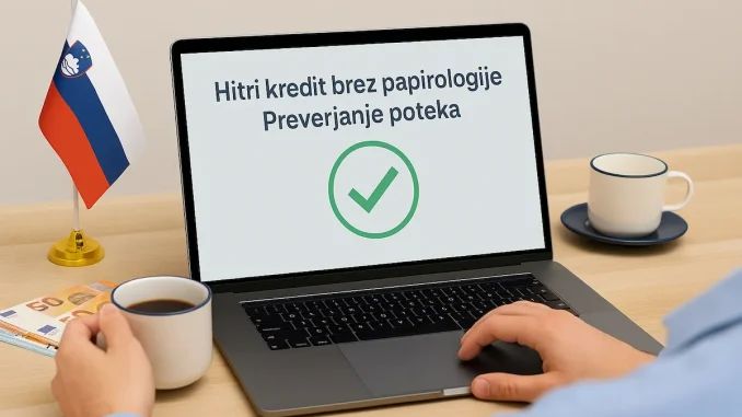 Fotografija prikazuje osebo, ki za mizo uporablja prenosnik z napisom »Hitri kredit brez papirologije – preverjanje poteka«. Na mizi so skodelica kave, evrski bankovci, zvezek in majhna slovenska zastavica. Prizor ponazarja sodoben postopek digitalne preveritve za kredit brez papirjev v Sloveniji.