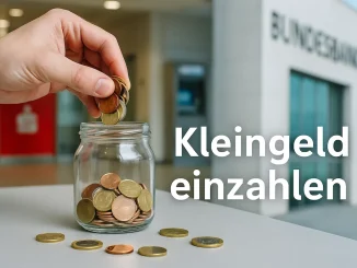 Eine Hand füllt ein Glas mit Euro-Münzen vor einem Sparkasse-Automaten – Symbolbild für das Einzahlen von Kleingeld in Deutschland.