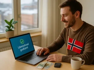 En person søker smålån uten kredittsjekk på en laptop i et norsk hjem. På skjermen står “Lånesøknad godkjent”, med norske kroner og BankID-brikke på bordet.